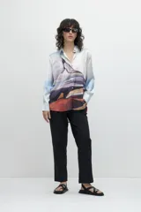 Camisa celeste de manga larga con estampa de paisaje.