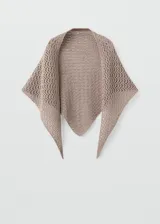 Pañuelo de punto calado color beige, de forma triangular y diseño liviano.