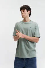 Remera básica de algodón color blanco, con escote redondo, mangas cortas y detalle de logo bordado en el pecho.