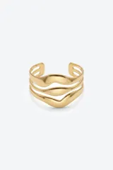 Pulsera rígida de diseño abierto y ajustable, compuesta por tres bandas onduladas con acabado metálico brillante.