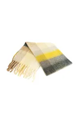 Bufanda de tejido suave con diseño de bloques de color en tonos beige, amarillo y gris, terminada con flecos en los extremos.