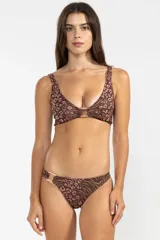 Conjunto de bikini color chocolate con estampado animal print, compuesto por un corpiño estilo pullover con copas removibles y detalle metálico en el centro, y una bombacha con detalle metálico en los laterales.
