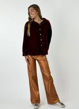 Pantalón plateado de corte oxford, confeccionado en tela metalizada elastizada.