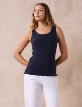 Musculosa azul marino de algodón, con cuello redondo y corte clásico.