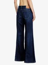 Jeans acampanados de tiro bajo Diesel D-AKII, color azul oscuro, con bolsillos de parche delanteros y traseros, costuras frontales y traseras, y corte ancho.