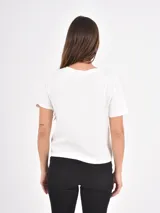 Remera básica de cuello redondo y manga corta, confeccionada en algodón color crema, con corte recto y ajuste cómodo.