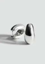 Aros de diseño minimalista con forma de gota o volumen redondeado, con cierre a presión.