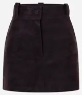 Short pollera de gamuza sintética color marrón, con cintura estructurada, botón forrado y bolsillos delanteros funcionales.