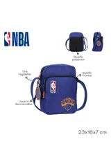 Morral deportivo color azul con el logo de la NBA y el escudo de los New York Knicks estampado. Cuenta con cierre principal, bolsillo frontal con cierre, correa regulable y un llavero colgante circular con el logo del equipo.