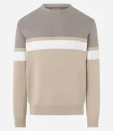 Suéter de punto con cuello redondo y manga larga, diseñado con un patrón de bloques de color en tonos beige, blanco y gris. Presenta un corte regular que se ajusta de forma anatómica al cuerpo.