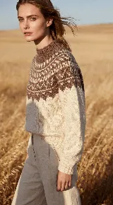 Buzo de lana merino tejido a mano, con diseño de cuello alto y patrón geométrico en la parte superior en tonos beige y marrón.