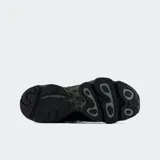 Championes New Balance modelo 1000, diseño aerodinámico de estilo futurista con base de malla y superposiciones sintéticas. Presenta entresuela segmentada con tecnología de amortiguación ABZORB en talón y antepié, y sistema Stability Web en el mediopié.