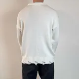 Sweater de tejido de punto color blanco, con diseño de cuello redondo y detalles de roturas desgastadas en el cuello, puños y ruedo.