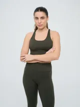 Top deportivo Umbro color negro con diseño de espalda natación y banda elástica inferior.