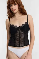 Corset blanco de encaje con copas preformadas, tirantes finos y cierre frontal con cremallera.