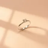 Anillo solitario de plata 925 con circonia central de corte redondo.