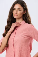 Camisa de lino celeste con cuello clásico, cierre frontal con botones y mangas tres cuartos terminadas en volados.