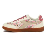 Championes Diadora Bamtelo de mujer, con base de goma color marrón, detalles en blanco off-white, tiras laterales beige, cordones fucsias y paneles laterales con estampado floreado.