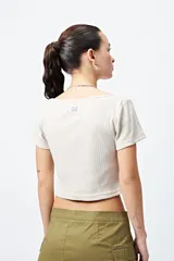 Remera cropped color crudo, de ribb con escote cuadrado y manga corta.