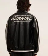 Campera masculina de cuero sintético, modelo boxy, con cuello inglés, manga larga, estampa lettering, detalles contrastantes, bolsillos y cierre por cremallera.