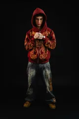 Hoodie con cierre frontal, color bordó, con estampado serigráfico en color dorado que recorre el frente y las mangas con un diseño inspirado en hojas de acanto. Cuenta con bolsillos laterales y cierre metálico.