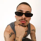 Lentes de sol con armazón de acetato negro y diseño ovalado, con protección UV400.