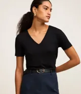 Blusa básica de manga corta con cuello en V, confeccionada en tejido de viscosa con elastano. Presenta un diseño liso y corte ajustado.