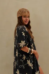 Kimono negro de manga corta y diseño abierto, con bordados florales en color beige en toda la prenda.