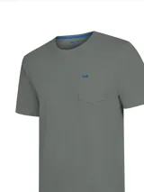 Remera RKF modelo Basicpoc de color gris, confeccionada en jersey de algodón orgánico. Presenta cuello redondo, mangas cortas, calce regular y un bolsillo aplicado en el pecho con el icónico bordado de pato en contraste de color azul.