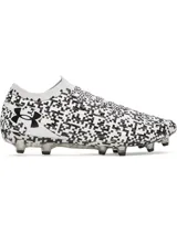 Championes de fútbol Under Armour modelo Magnetico Pro 5, diseñados para césped natural firme. Presentan un estampado geométrico en blanco y negro, con tecnología UA Clone para un ajuste personalizado y cuello de punto tipo calcetín.