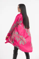 Vestido camisero largo fucsia con estampado de hojas grises, cuello camisero y mangas largas.