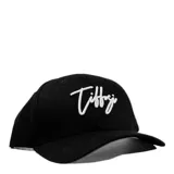 Gorra de béisbol negra con visera curva y logo de la marca bordado en hilo blanco en el frente.
