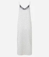 Camisón largo de satén con estampado de lunares, breteles finos ajustables y detalle de encaje negro en el escote.
