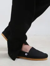 Alpargata de lona lisa color negro con suela de goma color caramelo.