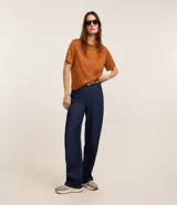 Blusa de manga corta y cuello redondo, confeccionada en tejido sintético de gamuza en color tostado.