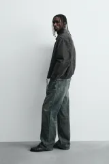 Cazadora de denim acolchada en color negro con efecto lavado. Presenta un corte boxy fit, cuello solapa, cierre frontal con cremallera, bolsillo con cierre en el pecho y bajo elástico.