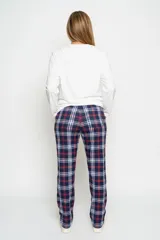Pantalón de tiro alto con diseño escocés en tonos azul, rojo y blanco. Presenta un corte recto levemente entallado y está confeccionado en algodón.