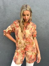 Sobrecamisa de algodón y viscosa con estampado floral y paisley en tonos camel, chocolate y coral, de manga larga con presilla para arremangar, cuello camisero y cierre frontal de botones.