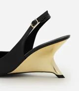 Zapato slingback Satinato de tacón anabela cromado dorado, color negro, confeccionado en PU con acabado charol, diseño destalonado de punta fina y tira trasera ajustable con hebilla.