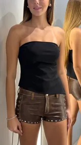 Top strapless negro, ajustado al cuerpo, con escote recto.