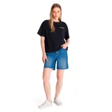 Remera de algodón de corte boxy y ajuste holgado, color negro con lavado enzimático. Presenta cuello redondo, mangas cortas y logo de la marca bordado en el pecho y en la manga izquierda.