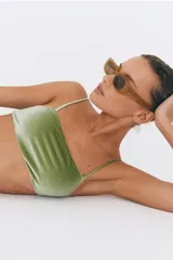 Conjunto de bikini verde de terciopelo, compuesto por un corpiño bandeau con tirantes finos y una bombacha clásica.