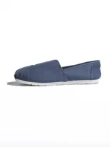 Alpargatas de lona negra con suela de goma blanca y plantilla de simil cuero.