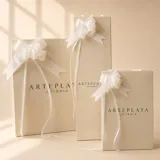 Anillo minimalista de diseño liso, fabricado en una combinación de plata y oro, con una fina línea divisoria vertical en el centro.