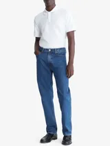 Chomba de manga corta color blanco, confeccionada en tejido piqué, con cuello y tapeta de botones. Presenta un corte regular y un pequeño logotipo bordado en el pecho.