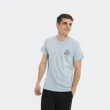 Remera celeste de algodón, corte clásico, con cuello redondo y manga corta. Estampado pequeño del logo de Reef en el pecho.