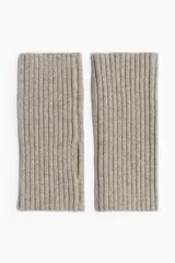 Mitones largos de punto acanalado color beige, con abertura para el pulgar.