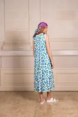 Vestido largo de morley con estampado animal print en tonos blanco, azul y verde.