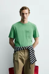 Camiseta de corte regular con cuello redondo, manga corta y bolsillo plastrón en el pecho. Presenta un acabado de color verde con efecto lavado.
