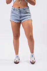 Short de denim celeste claro, de tiro medio-alto, con lavado clásico y dobladillo desflecado.